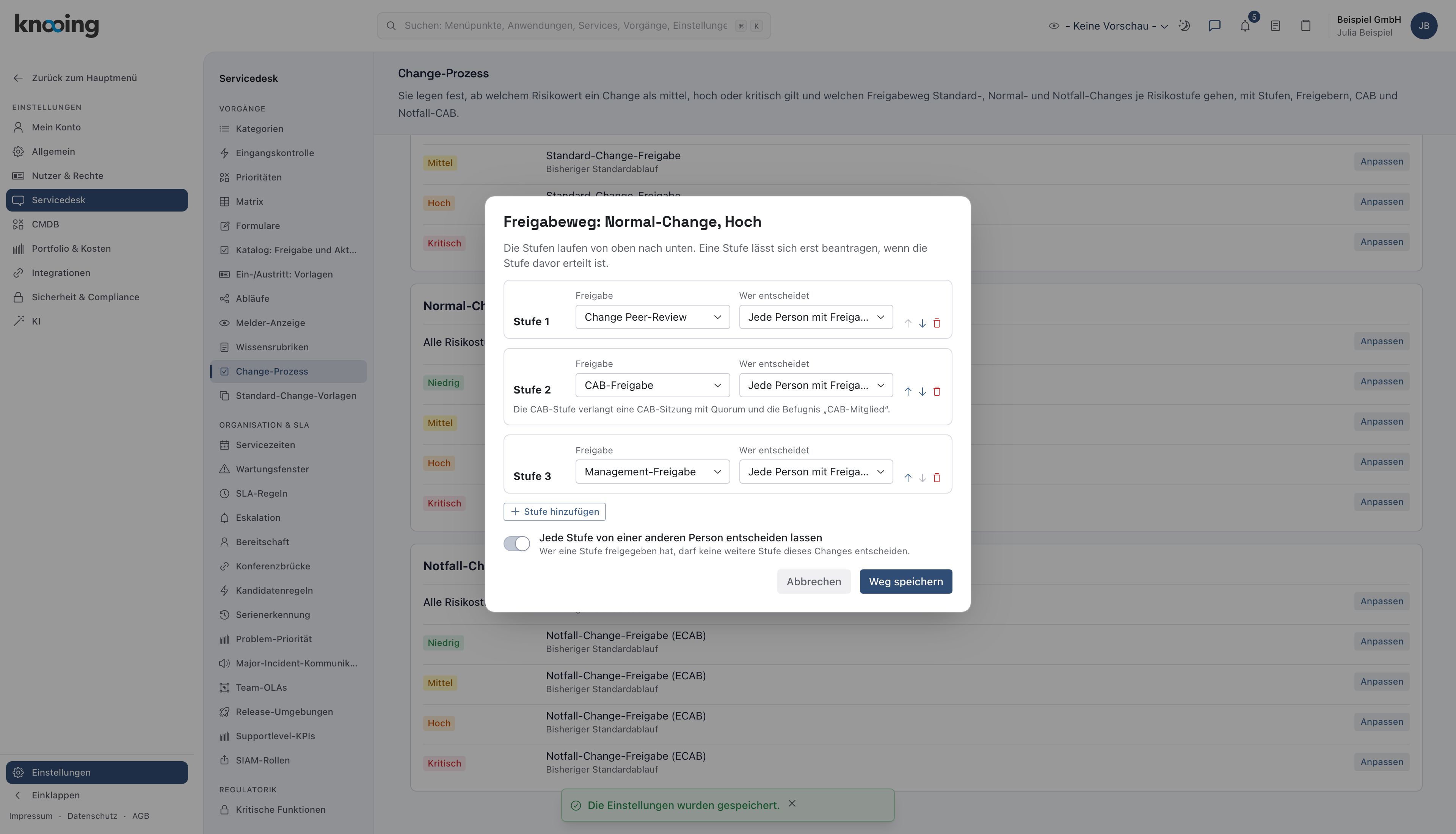 Dialog Freigabeweg Normal-Change Hoch mit drei Stufen Change Peer-Review, CAB-Freigabe und Management-Freigabe, dem Schalter für verschiedene Personen und der Schaltfläche Weg speichern
