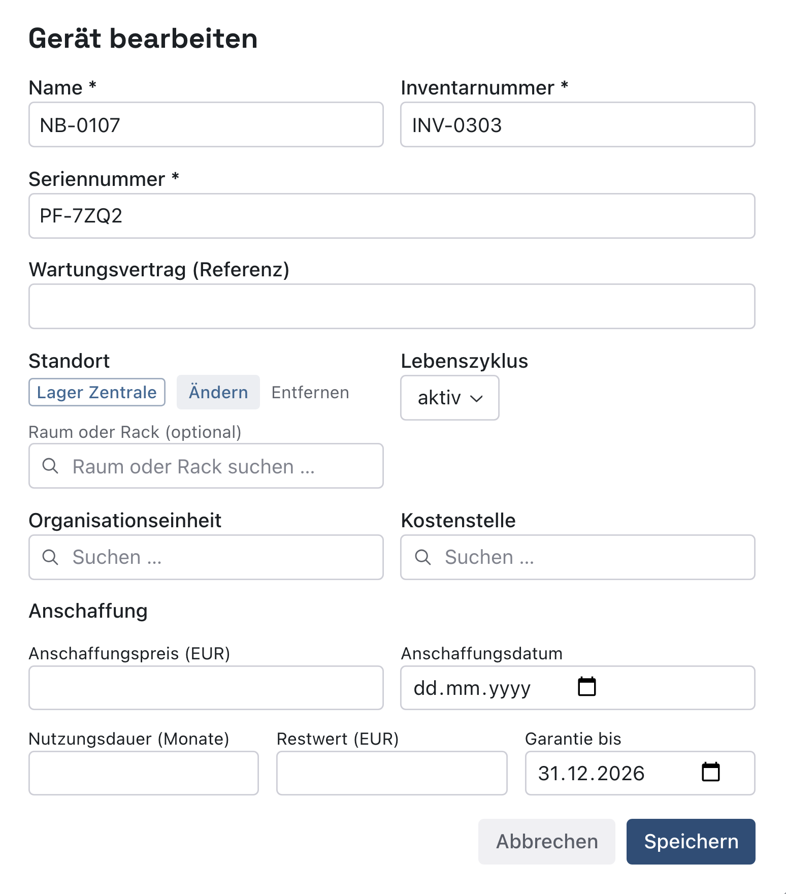 Dialog Gerät bearbeiten für NB-0107 mit Name, Inventarnummer INV-0303, Seriennummer PF-7ZQ2, Standort Lager Zentrale, Anschaffung und Garantie bis 31.12.2026, unten Abbrechen und Speichern