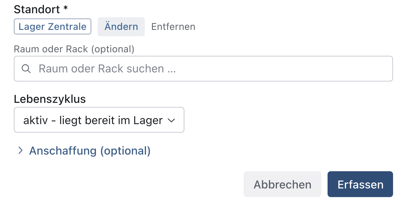Dialog Gerät erfassen, unterer Teil: Standort Lager Zentrale mit Ändern und Entfernen, leeres Feld Raum oder Rack, Lebenszyklus aktiv - liegt bereit im Lager, darunter Abbrechen und Erfassen