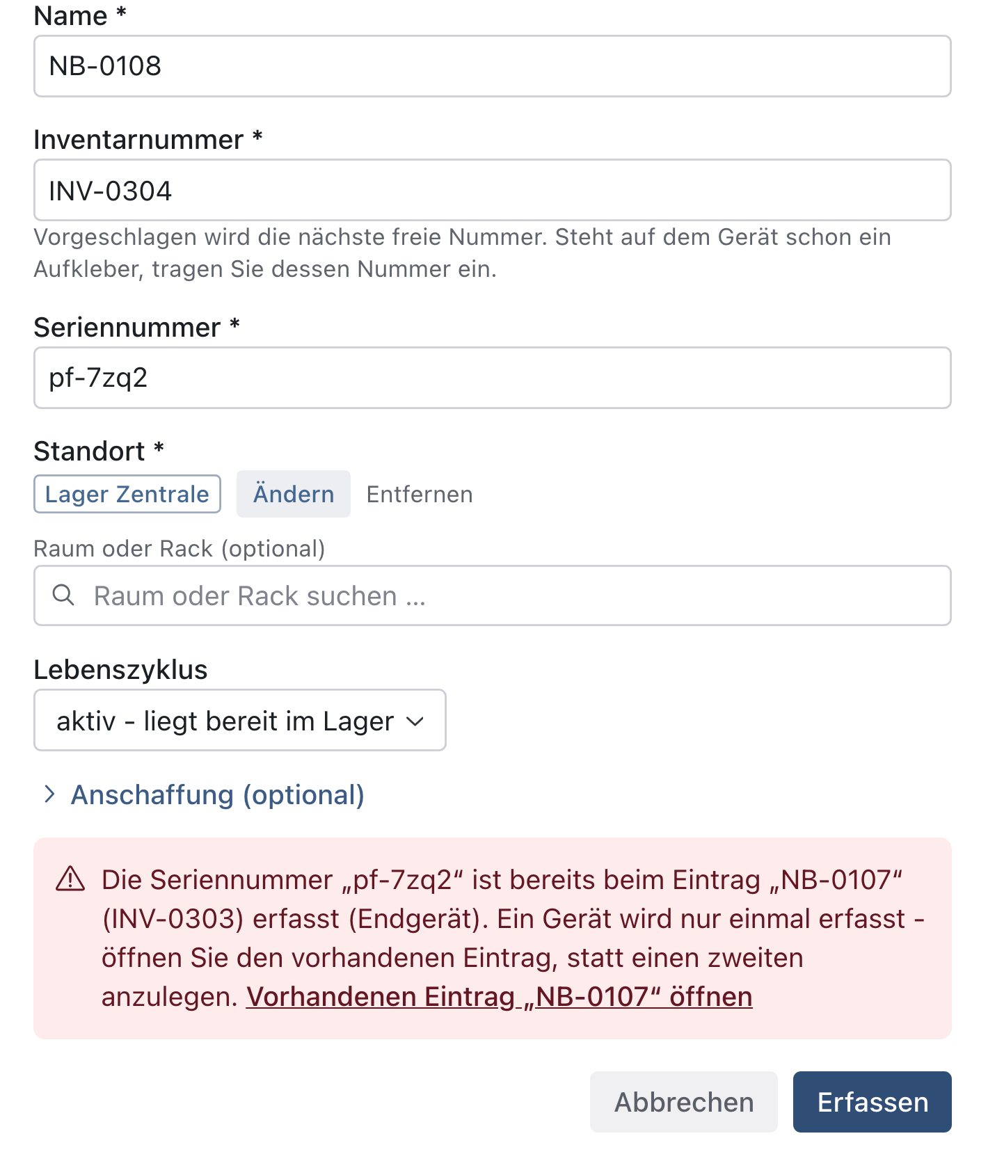 Dialog Gerät erfassen mit Name NB-0108, Inventarnummer INV-0304 und Seriennummer pf-7zq2; darunter rot die Meldung, dass die Seriennummer bereits beim Eintrag NB-0107 erfasst ist, mit dem Link Vorhandenen Eintrag NB-0107 öffnen
