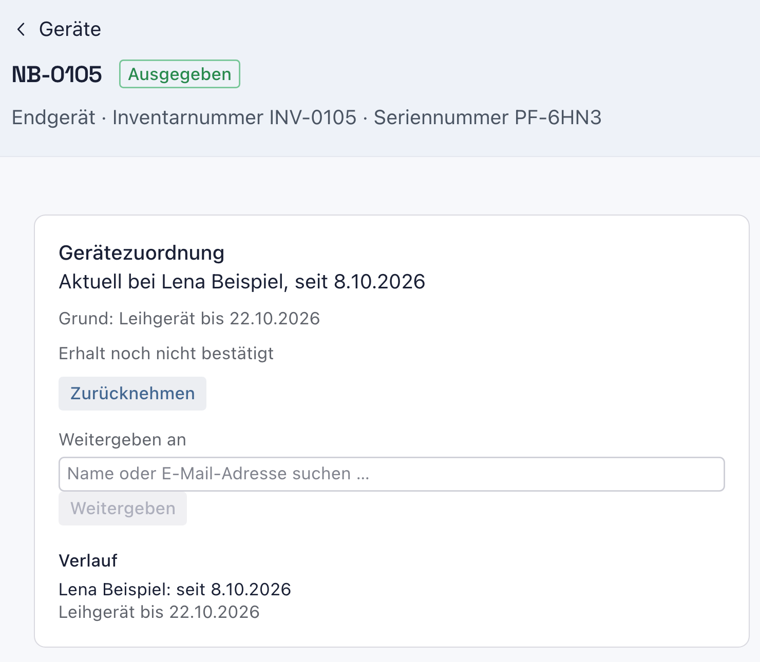Geräteseite NB-0105 mit dem Status Ausgegeben; unter Gerätezuordnung Aktuell bei Lena Beispiel, seit 8.10.2026, Grund Leihgerät bis 22.10.2026, Erhalt noch nicht bestätigt, Zurücknehmen, Weitergeben an und der Verlauf