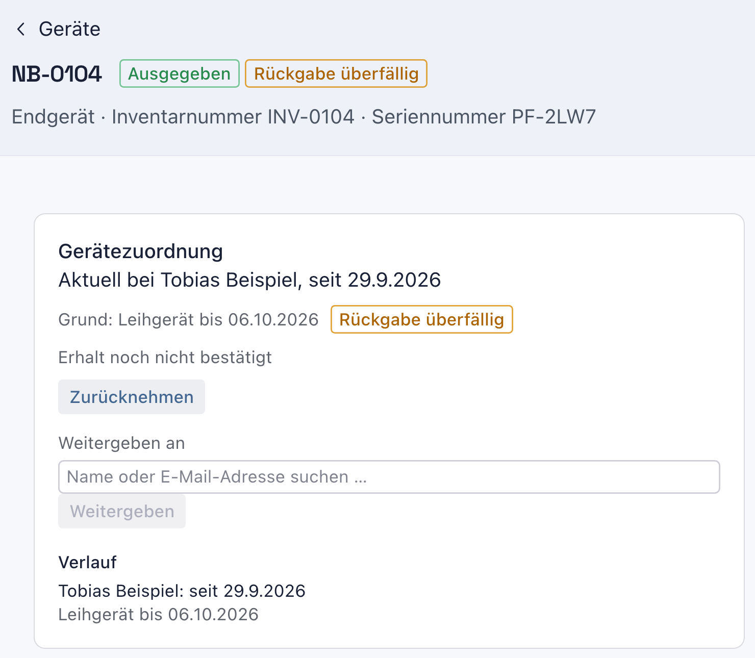 Geräteseite NB-0104 mit den Marken Ausgegeben und Rückgabe überfällig; unter Gerätezuordnung Aktuell bei Tobias Beispiel, seit 29.9.2026, Grund Leihgerät bis 06.10.2026 mit Rückgabe überfällig, Erhalt noch nicht bestätigt und der Knopf Zurücknehmen