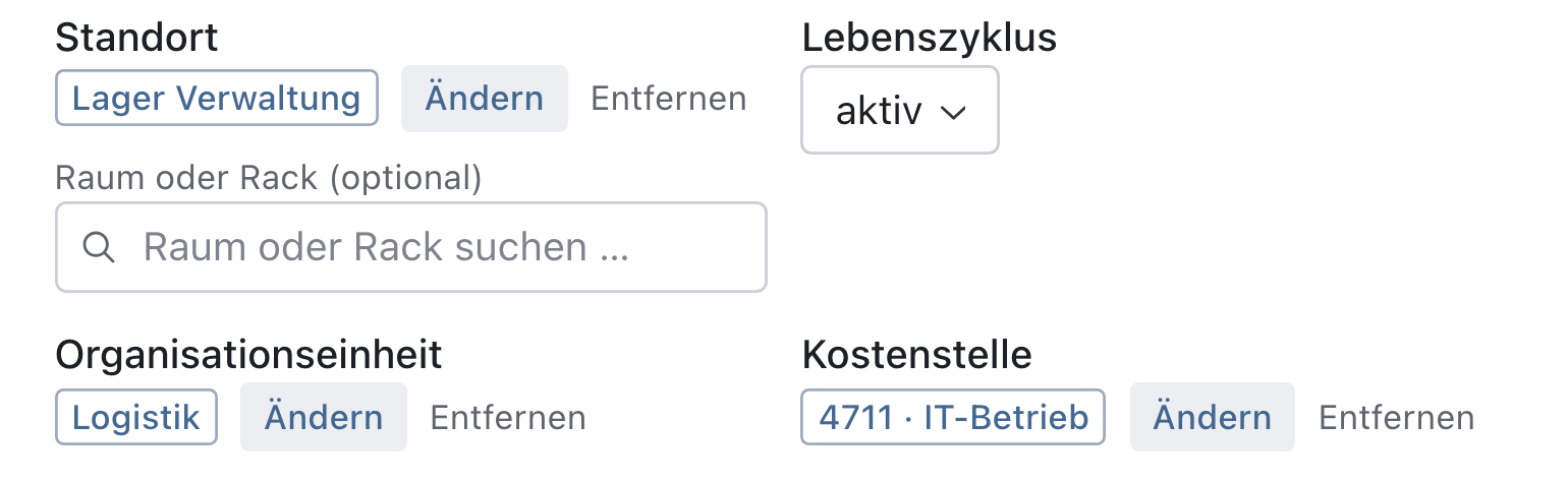 Ausschnitt aus dem Dialog Gerät bearbeiten: Standort Lager Verwaltung mit Ändern und Entfernen, leeres Feld Raum oder Rack, Lebenszyklus aktiv, Organisationseinheit Logistik und Kostenstelle 4711 IT-Betrieb, je mit Ändern und Entfernen