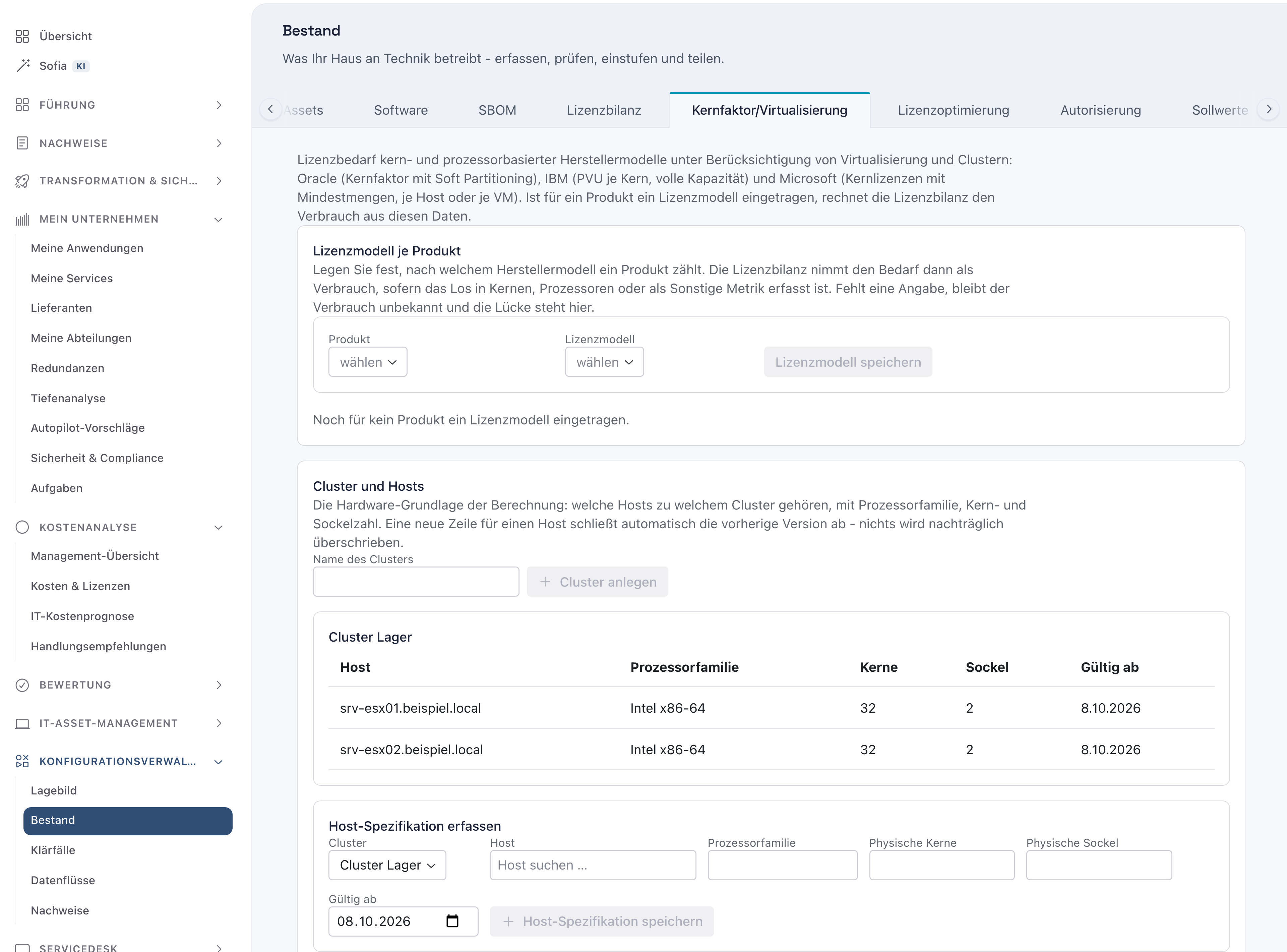 Bestand, Reiter Kernfaktor/Virtualisierung: oben Lizenzmodell je Produkt noch leer, darunter Cluster und Hosts mit dem Cluster Lager und den Hosts srv-esx01 und srv-esx02, je Intel x86-64, 32 Kerne, 2 Sockel, gültig ab 8.10.2026, und darunter das Formular Host-Spezifikation erfassen