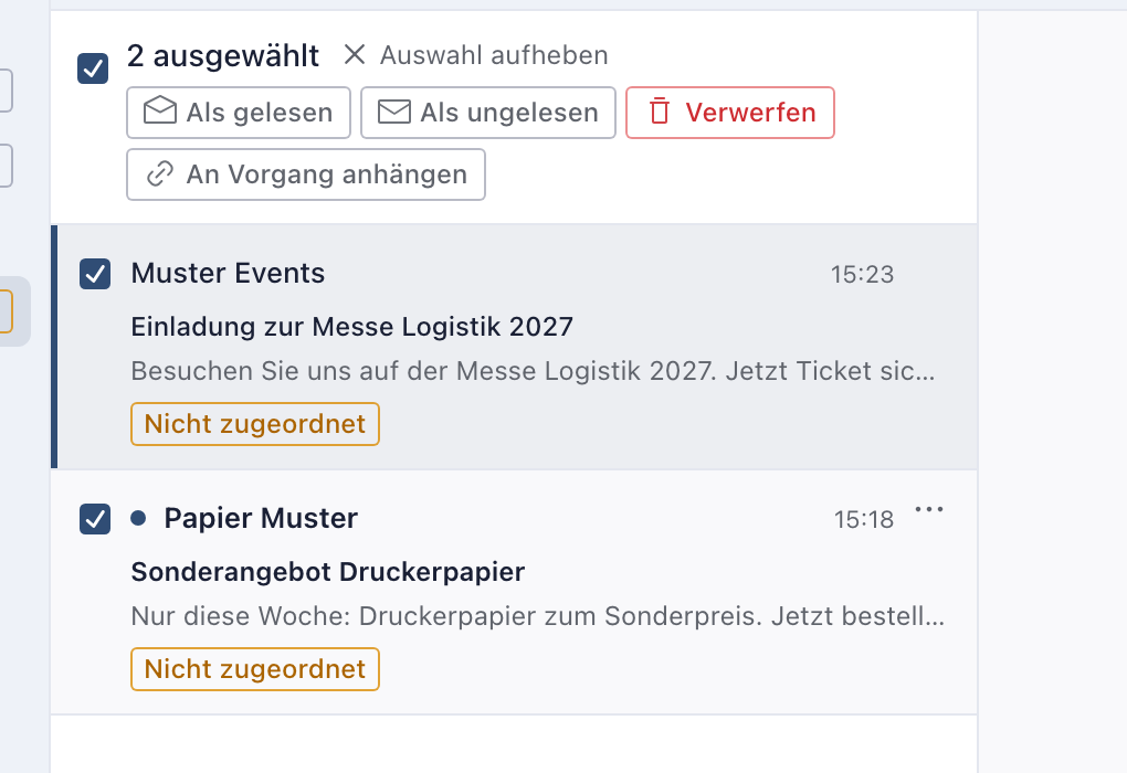 Zwei ausgewählte Mails im Ordner Nicht zugeordnet, darüber die Leiste mit 2 ausgewählt, Auswahl aufheben, Als gelesen, Als ungelesen, Verwerfen und An Vorgang anhängen